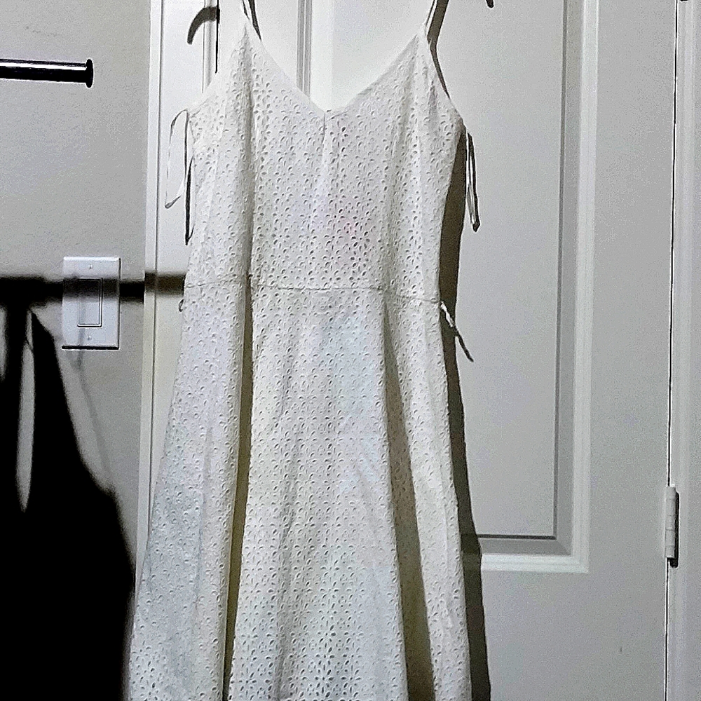 Duè midi white dress spaghetti strapped.